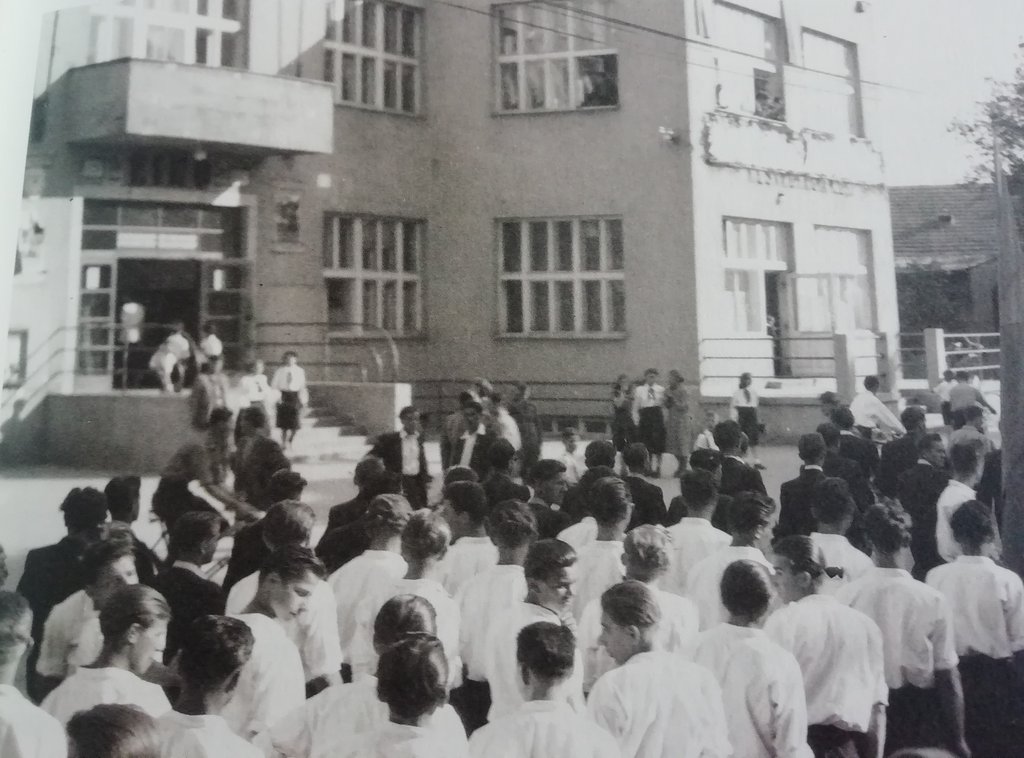Fotografia z roku 1954 s pôvodným riešením vstupu, zdroj: VRBA, M. Trenčín v uličkách času 2, Milan Vrba: 2022