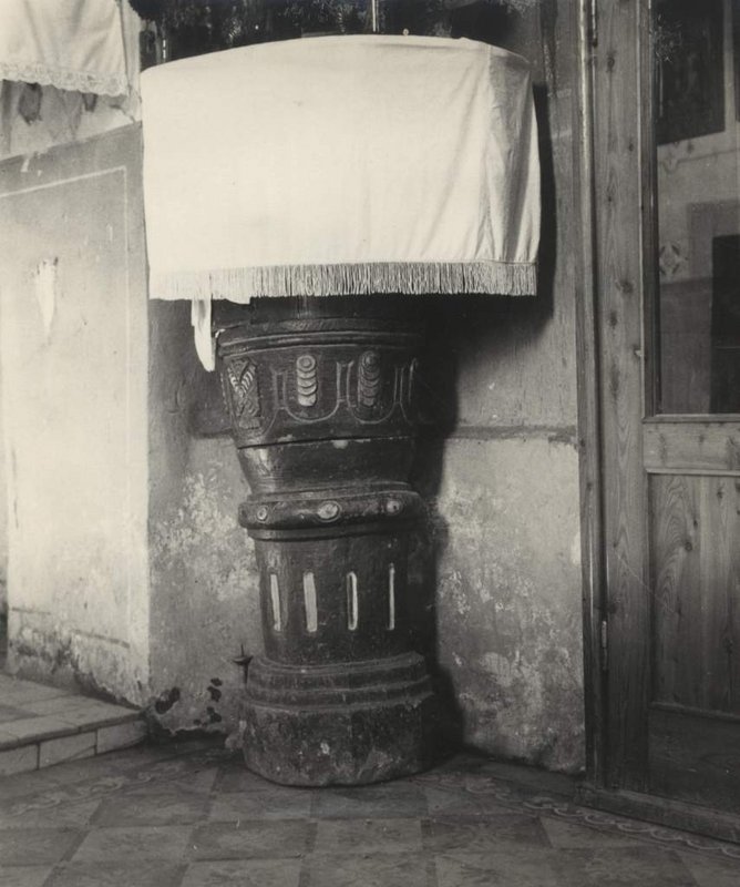 09 Kamenná krstiteľnica kostola na dobovej fotografii z roku 1954, zdroj: Archív KPÚ Prešov