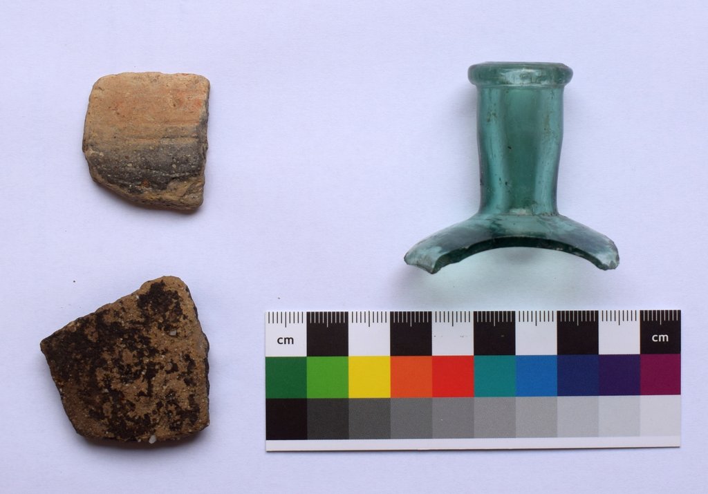 Niektoré z nálezov keramiky badenskej kultúry a historické novoveké sklo nájdené pri archeologickom výskume v kúpeľnom parku, foto: M. Miňo