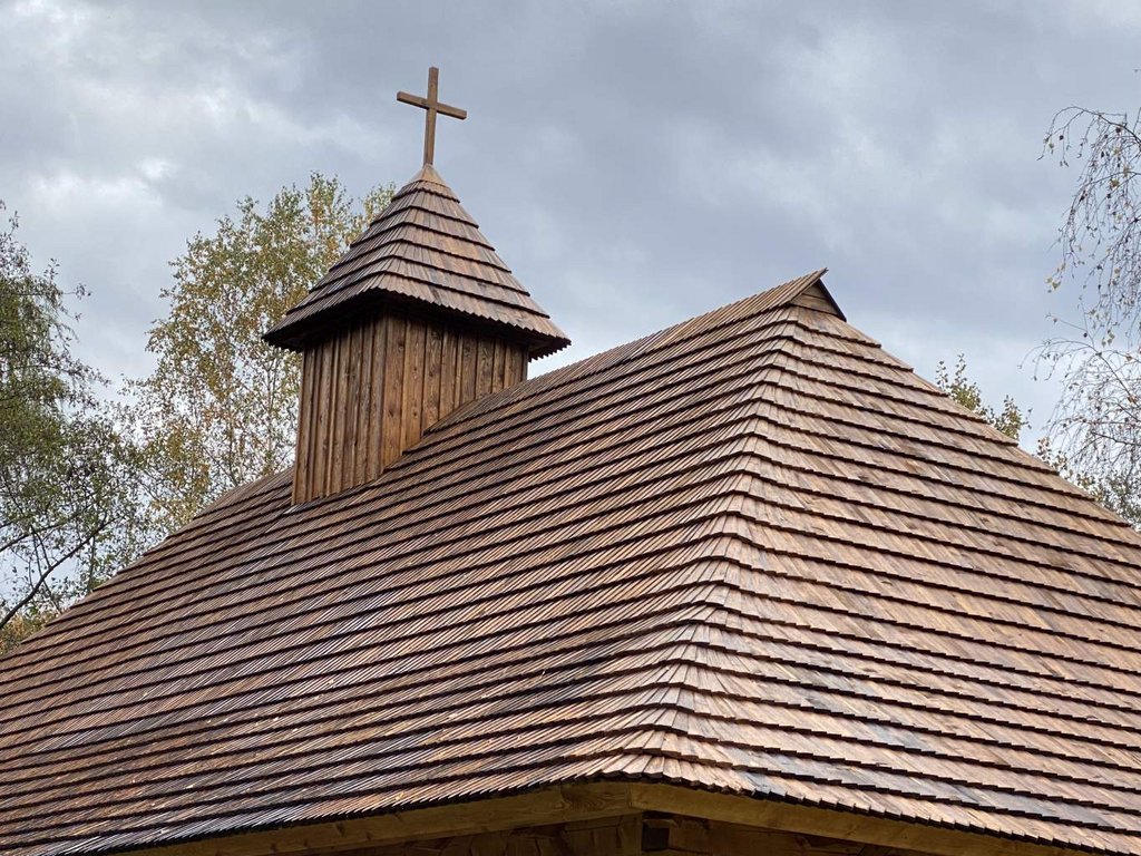 Rakovnica, Kostol sv. Márie Magdalény, strecha so šindľovou krytinou po obnove. Foto: M. Kalinová, 2023