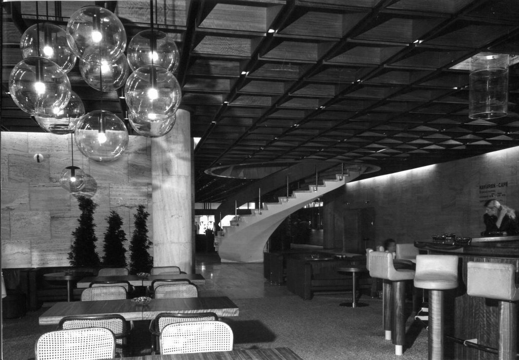 Interiér hotelového baru, v pozadí s točitým schodiskom Zdroj: Register modernej architektúry SAV, Foto: Ľ. Stacho