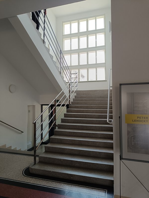 Obnovené pôvodné terazzové schodisko s pochrómovaným zábradlím, repasované okenné výplne, foto: L. Pastierová, KPÚ Trenčín 
