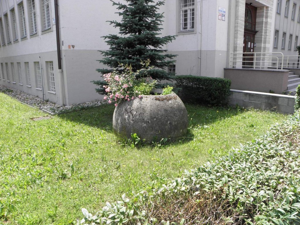 Kugelstand pred súdom v Prievidzi využitý ako kvetináč. Foto M. Sládok.