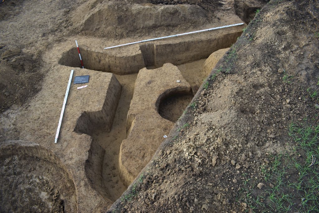 Zákop po vybratí zásypu, okrúhle jamy sú praveké archeologické objekty, foto R. Ölvecky (PAMARCH, s. r. o.)