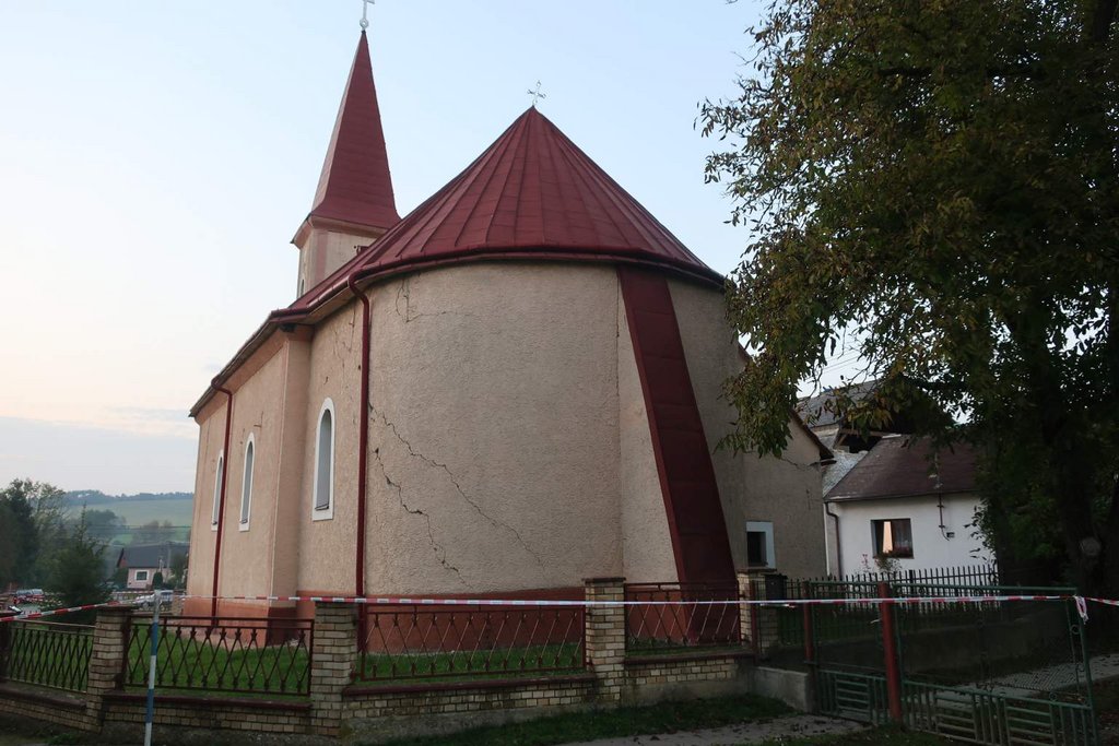 23 Južné a východné fasády kostola – aktuálny stav (14. 10. 2023) , zdroj: Archív KPÚ Prešov