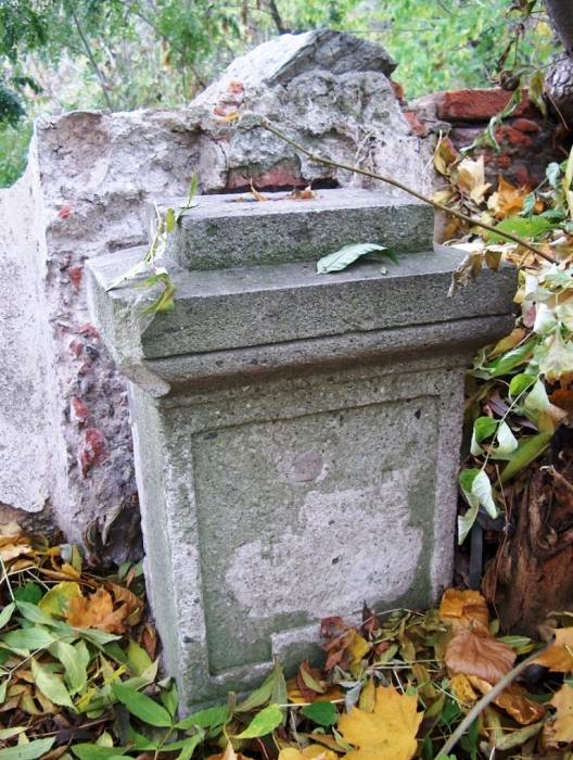 20 – Košice, ev. cintorín – fragmenty náhrobkov; foto: J. Gembický, KPÚ Košice